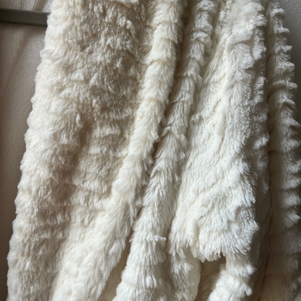 Cozy White Textured Robe - Picture 3 of 6